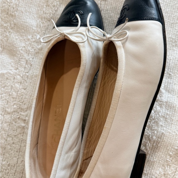 Chanel Women's White and Black Ballet Flats - Picture 5 of 7